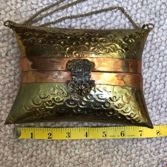 Exquisite Vintage Copper and Brass Pillow Minaudière purse. - Picture 3 of 11